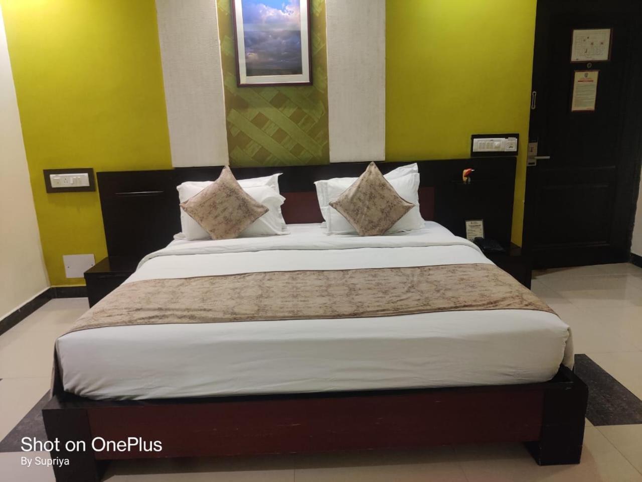 Hotel Pushpak Bhubaneswar Esterno foto
