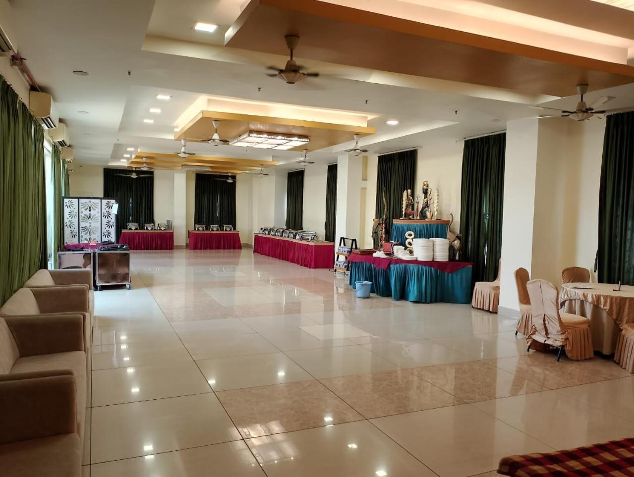 Hotel Pushpak Bhubaneswar Esterno foto