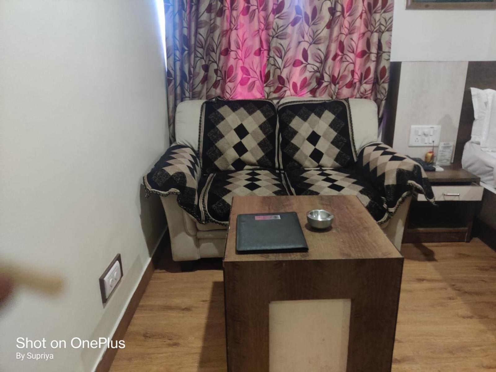Hotel Pushpak Bhubaneswar Esterno foto