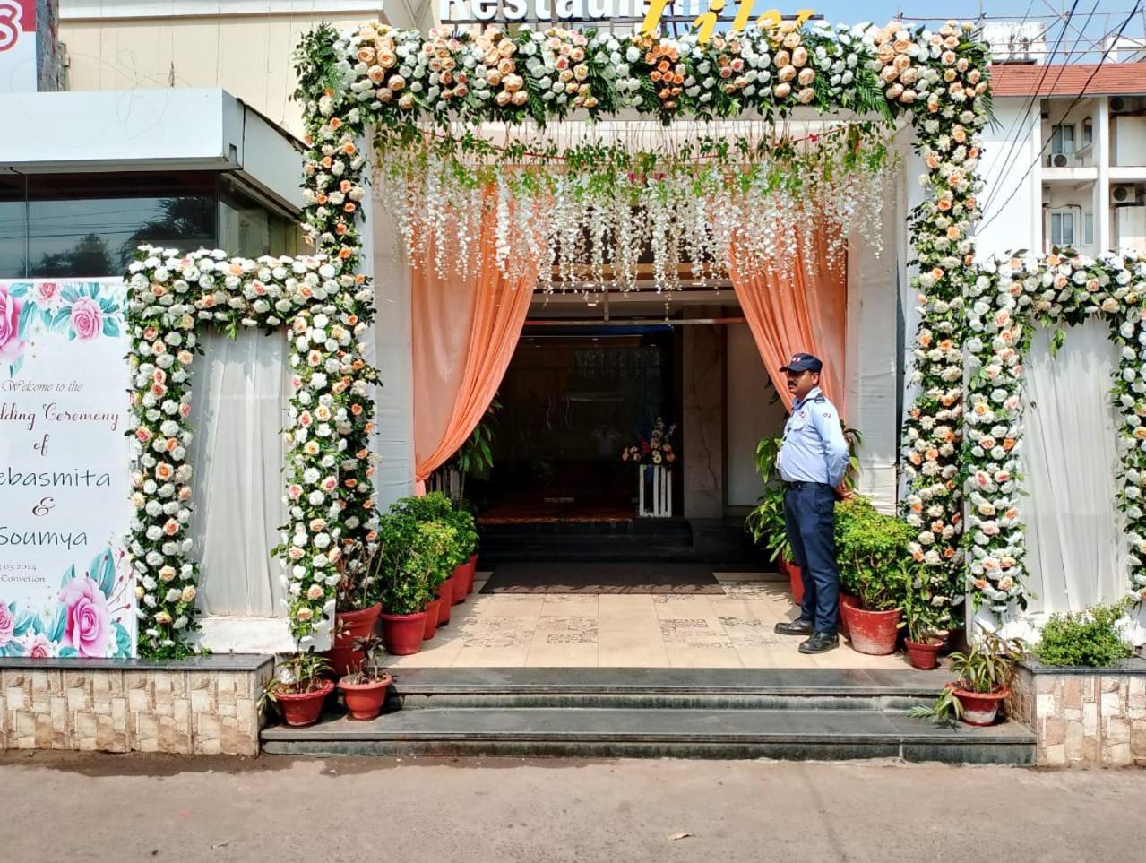 Hotel Pushpak Bhubaneswar Esterno foto