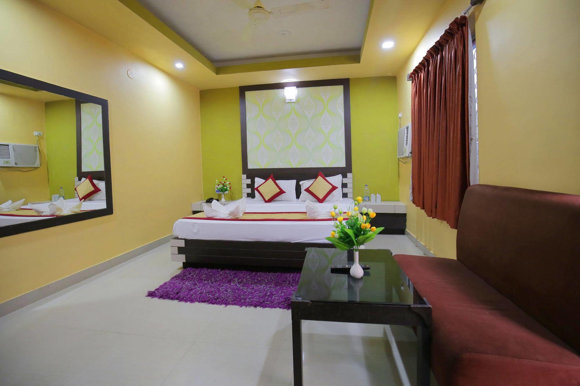 Hotel Pushpak Bhubaneswar Esterno foto