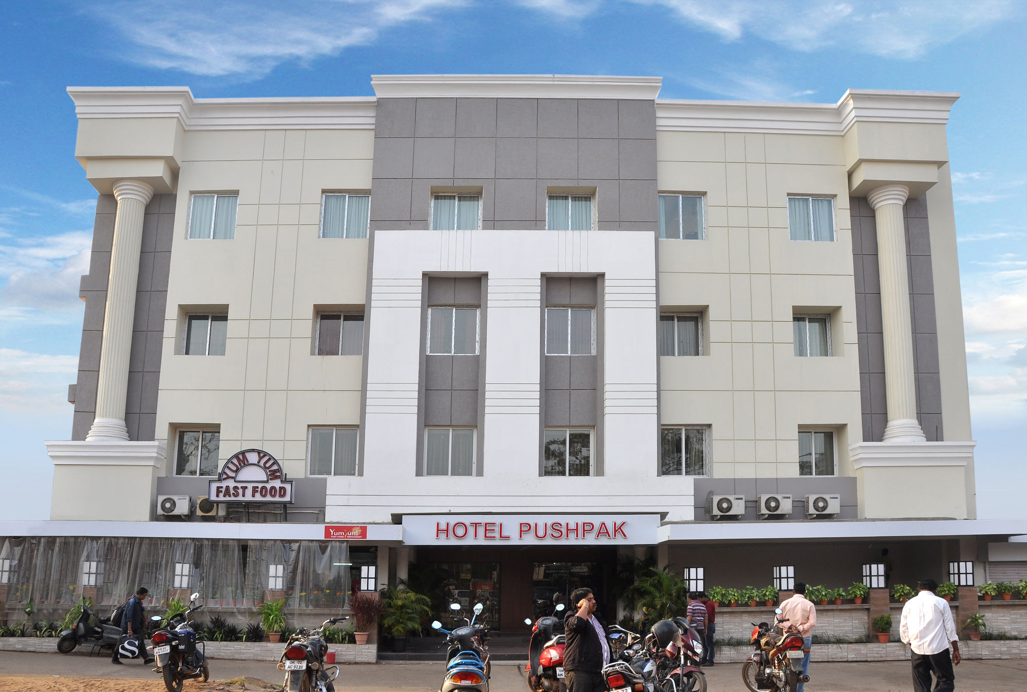 Hotel Pushpak Bhubaneswar Esterno foto